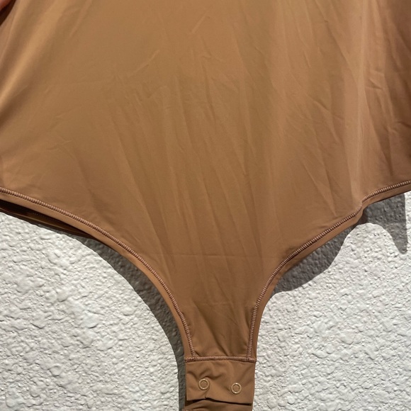 SKIMS ESSENTIAL LONG SLEEVE SCOOP NECK BODYSUIT nwt Color: Sienna - Picture 9 of 10